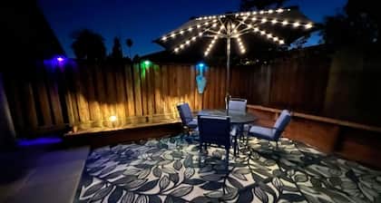 Deluxe Guest Suite w/ private yard, king bed, sofabed, desk, next to a park!