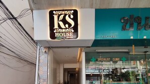 A guest house entrance with a signboard for K.S. HOUSE, a Specialist Clinic, and a signboard for available rooms. - KS HOUSE (Bangkok)