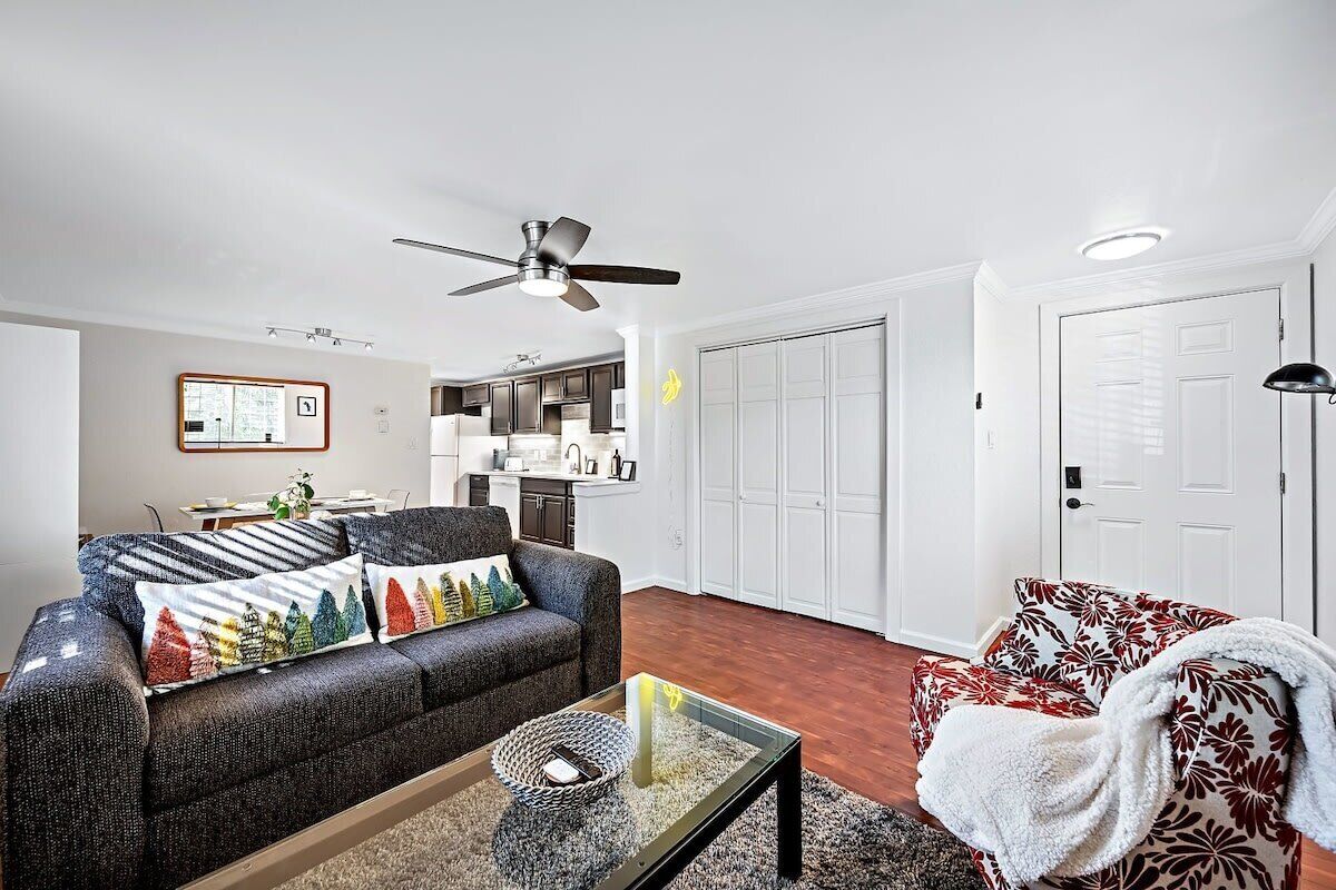 Trendy & Chic Apt! Casper Mattress!
