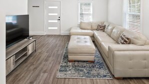 Smart TV, offices - Dilworth Retreat | Walk to Everything | Parking (Charlotte)