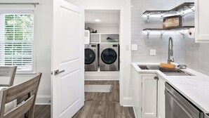 Coffee/tea maker, fridge, microwave, oven - Dilworth Retreat | Walk to Everything | Parking (Charlotte)