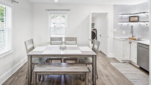 Dining - Dilworth Retreat | Walk to Everything | Parking (Charlotte)