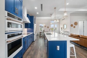 ثلاجة، ميكروويف، فرن، موقد طهي مسطح