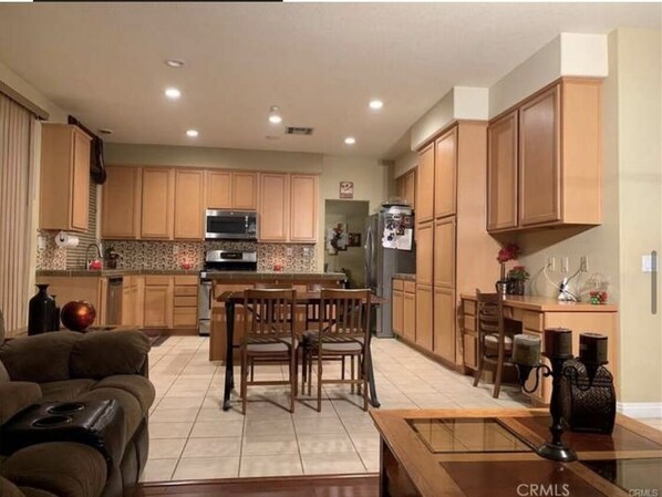Room, 1 Bedroom, Patio, Mountain View | Dining