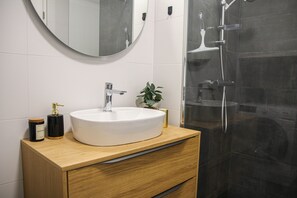 Departamento urbano | Baño | Regadera, secadora de cabello, toallas, jabón