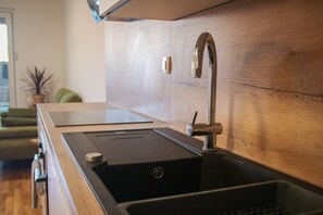 Departamento urbano | Cocina privada | Refrigerador, horno, lavavajillas y utensilios de cocina