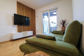 Departamento urbano | Área de sala de estar | Televisión LED de 120 cm con canales por cable