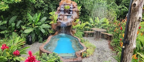 Bañera de hidromasaje al aire libre