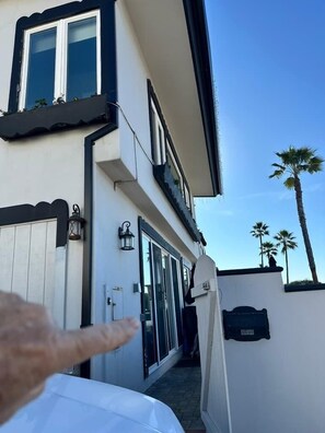 Luokittelematon kuva, 3 kautta 32, painike