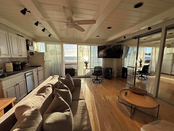 TV, offices - Manhattan Beach Beachfront On The Strand (Manhattan Beach)