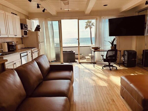 TV, offices - Manhattan Beach Beachfront On The Strand (Manhattan Beach)
