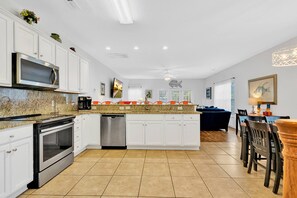 Frigorifero, microonde, lavastoviglie, macchina per tè/caffè