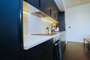 Køleskab, mikrobølgeovn, ovn, kogeplade