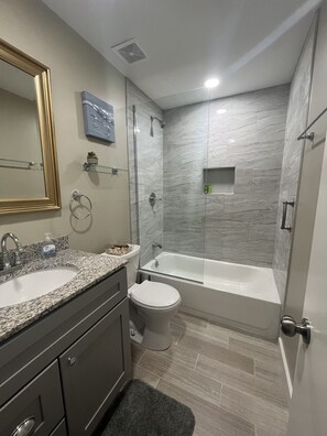 Hårføner, håndklær, såpe og sjampo