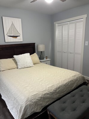 3 bedrooms, iron/ironing board, free WiFi, bed sheets - Coastal Living 🏡 Freshly Decorated and Spacious (Pensacola)