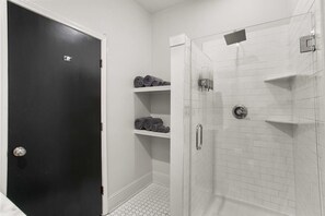 Bañera, secador de pelo, toallas