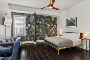2 habitaciones, escritorio y tabla de planchar con plancha 