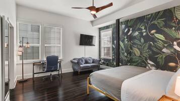 2 Schlafzimmer, Schreibtisch, Bügeleisen/Bügelbrett, Reisekinderbett