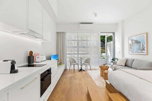 Iron/ironing board, travel cot, WiFi, bed sheets - Luxe Central Studio 2 - Close to Randwick (Maroubra)
