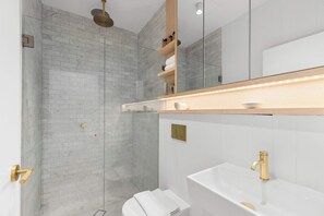 Shower, hair dryer, shampoo - Luxe Central Studio 2 - Close to Randwick (Maroubra)