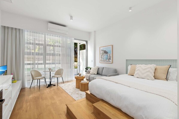 Iron/ironing board, travel cot, WiFi, bed sheets - Luxe Central Studio 2 - Close to Randwick (Maroubra)