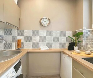 Kjøleskap, mikrobølgeovn, kokeplater og kaffetrakter/tekoker