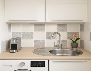 Kühlschrank, Mikrowelle, Herdplatte, Wasserkocher mit Kaffee-/Teezubehör