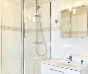 Douche, sĂšche-cheveux, serviettes fournies, shampoing