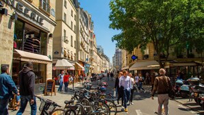 Une rue animée, bordée de cafés, de boutiques et où l’on croise de nombreux cyclistes.