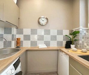 Fridge, microwave, stovetop, coffee/tea maker