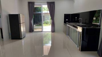 Mikrowelle, Herdplatte, Geschirrspüler