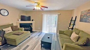 Living area - Charming Townhome Close to Uptown | Free Parking (Charlotte)
