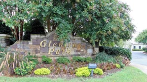 Property grounds - Charming Townhome Close to Uptown | Free Parking (Charlotte)