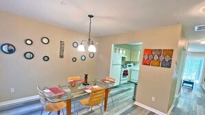 Dining - Charming Townhome Close to Uptown | Free Parking (Charlotte)