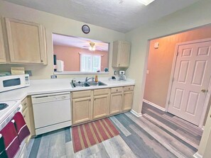 Fridge, microwave, oven, stovetop - Charming Townhome Close to Uptown | Free Parking (Charlotte)