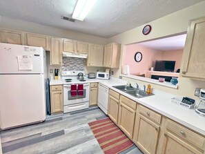 Fridge, microwave, oven, stovetop - Charming Townhome Close to Uptown ~ Free Parking (Charlotte)