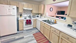 Private kitchen - Charming Townhome Close to Uptown | Free Parking (Charlotte)