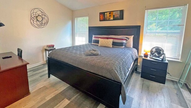 Room - Charming Townhome Close to Uptown | Free Parking (Charlotte)