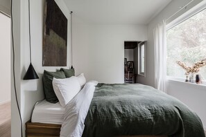 2 bedrooms, iron/ironing board, travel cot, free WiFi