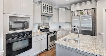 Beautiful and Serene 5BR Oasis with Private Pond