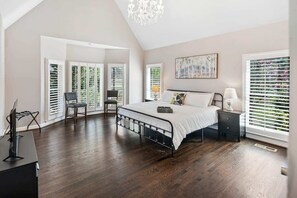 5 bedrooms, iron/ironing board, free WiFi, bed sheets