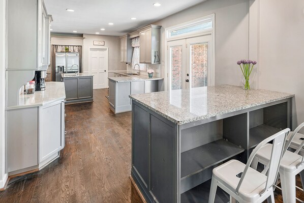 Private kitchen - Beautiful and Serene 5BR Oasis with Private Pond (Charlotte)