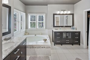 Hårføner, bidé, håndklær og såpe