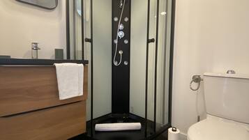 吹风机、毛巾、卫生纸