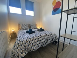 3 makuuhuonetta, työpöytä, silitysrauta/-lauta, Wi-Fi
