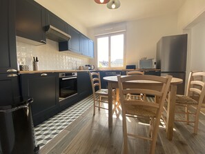 Kylskåp, ugn, spishäll och diskmaskin
