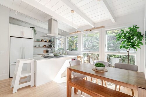 Charming Victorian Oasis: Elegant & Spacious Haven