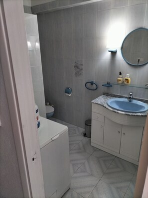 Een douche, handdoeken, zeep