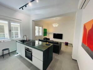 Cafetera y tetera y utensilios de cocina 