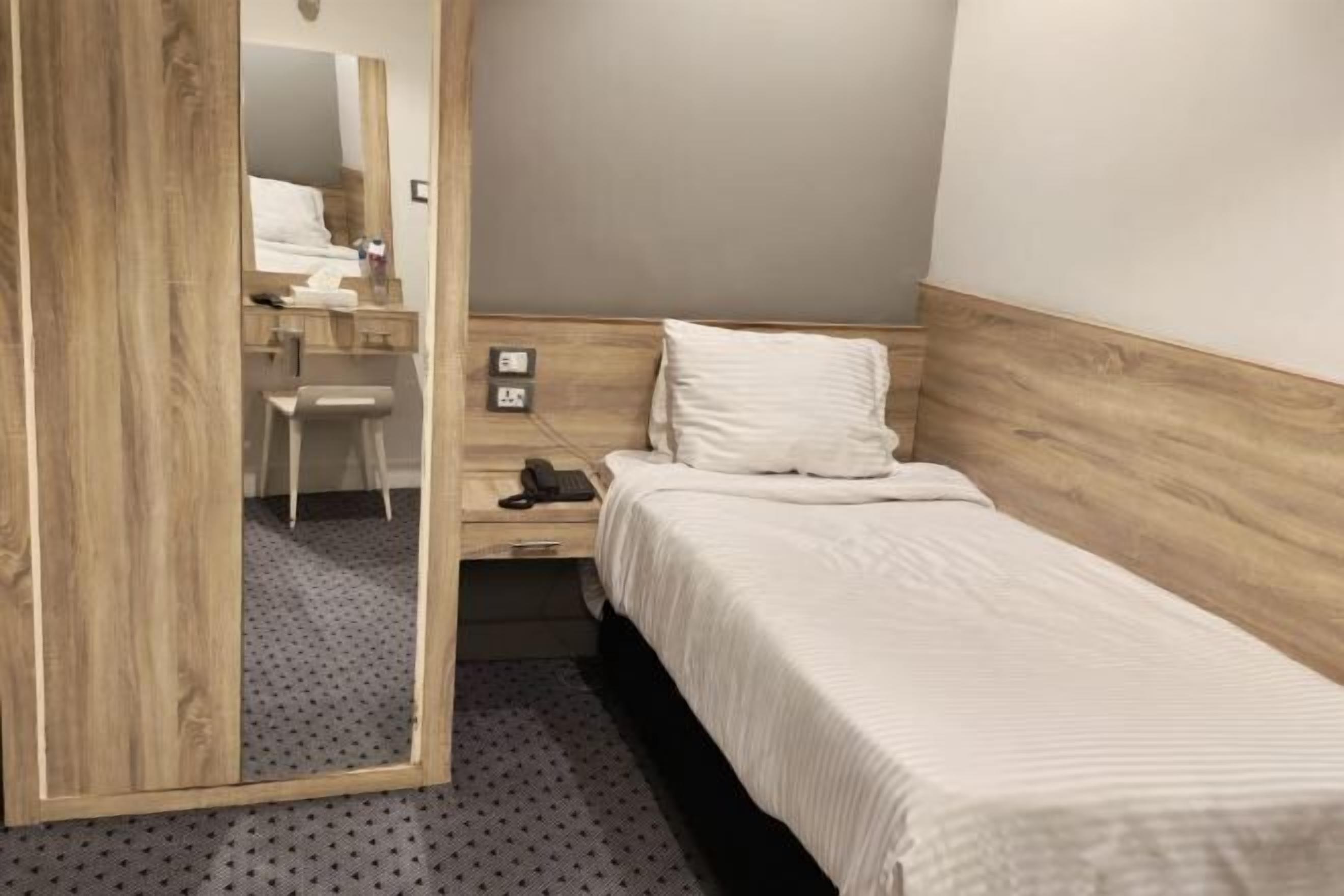 Een minibar, een bureau, een laptopwerkplek, geluiddichte muren